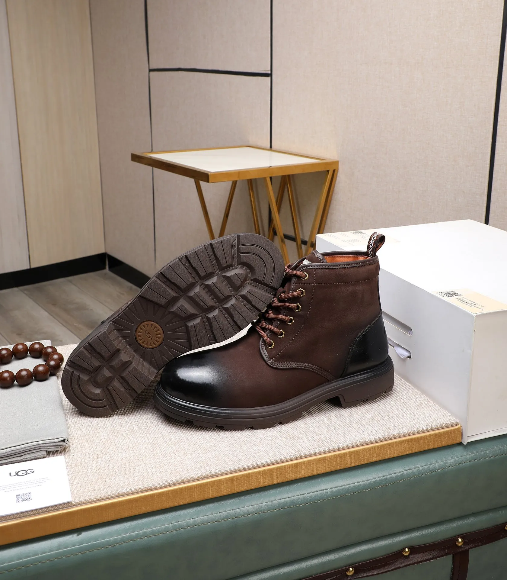 Men's men's shoes 💰620 (full genuine wool lining, 10% off for fake ones) Please note the quality of the original order and compare the thickness of the wool 🏮🏮 Popular UGG from Australia's warm luxury brand men's shoes, the official website is synchronized, Beckham men's style..., made of imported top-layer waxed cowhide, waxed toe box, Australian real wool velvet lining Carefully sewn...Imported rubber Martin boots outsole (comfortable, soft, wear-resistant) The quality is really great...Exquisite workmanship, you can't put it down at first sight, size 38-44 (customized in 45)